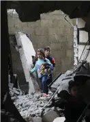  ?? BILD: HATEM ALI ?? Palestinsk­a barn går igenom en byggnad i Rafah i Gaza som träffats av en israelisk flygräd. Bilden togs i december.