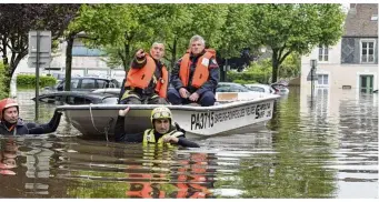  ??  ?? Les officiers des sapeurs-pompiers inspectent le quartier de Groussay. (Photo Denis Dumont).