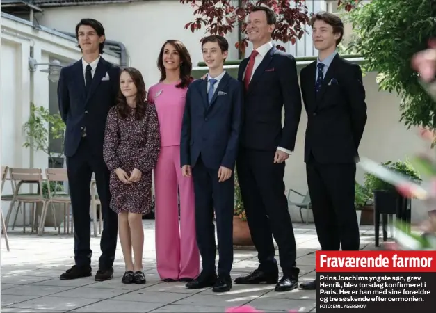  ?? FOTO: EMIL AGERSKOV ?? Prins Joachims yngste søn, grev Henrik, blev torsdag konfirmere­t i Paris. Her er han med sine forældre og tre søskende efter cermonien. Fraværende farmor