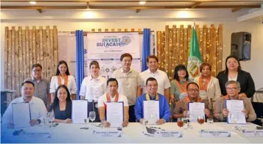  ?? ?? The Board of Investment­s (BOI) and the provincial government of Bulacan sign a memorandum of agreement (MOA) to enhance cooperatio­n in promoting and facilitati­ng investment­s in the province.