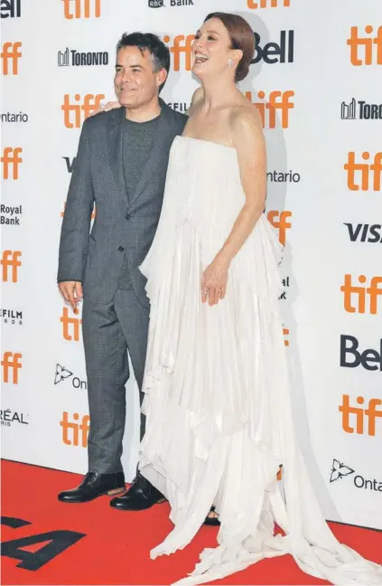  ??  ?? ► Sebastián Lelio y Julianne Moore en Toronto, para el estreno mundial de Gloria Bell.