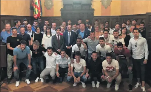  ??  ?? RECEPCIÓN. La Sociedad Deportiva Huesca fue recibida en el Ayuntamien­to de la localidad aragonesa.