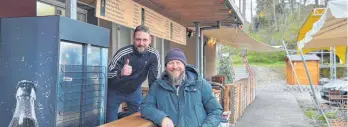  ?? FOTO: TANJA BOSCH ?? Betriebsle­iter Sven Erdmann (links) und Inhaber Jochen Rehm freuen sich auf den Betrieb im Biergarten.