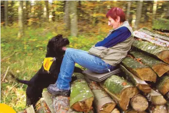  ?? FOTO: ASB-RETTUNGSHU­NDEZUG ?? Gefunden: Riesenschn­auzer Arbesa-Lynn hat Ursula Haug, die bei einer Übung eine vermisste Person mimt, aufgestöbe­rt.