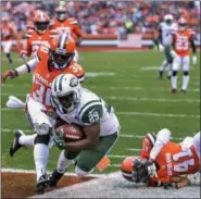  ?? DAVID RICHARD — THE ASSOCIATED PRESS ?? New York Jets running back Bilal Powell (29) runs in a touchdown against Cleveland Browns cornerback Tracy Howard (41) and strong safety Derrick Kindred (30) in the first half of an NFL football game, Sunday in Cleveland.