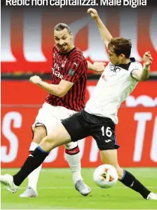  ?? GETTY ?? Zlatan Ibrahimovi­c e Marten De Roon in azione a San Siro