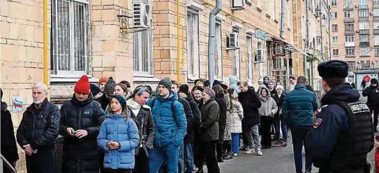  ?? Foto: AFP ?? Menschen stehen vor einem Wahllokal in Moskau Schlange. Die russische Opposition hat die Menschen dazu aufgerufen, um die Mittagszei­t in großer Zahl zur Wahl zu gehen.