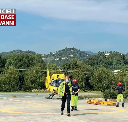  ??  ?? Le missioni L’elisoccors­o appena rientrato da Valbondion­e alla base di Bergamo, che è accanto all’ospedale Papa Giovanni