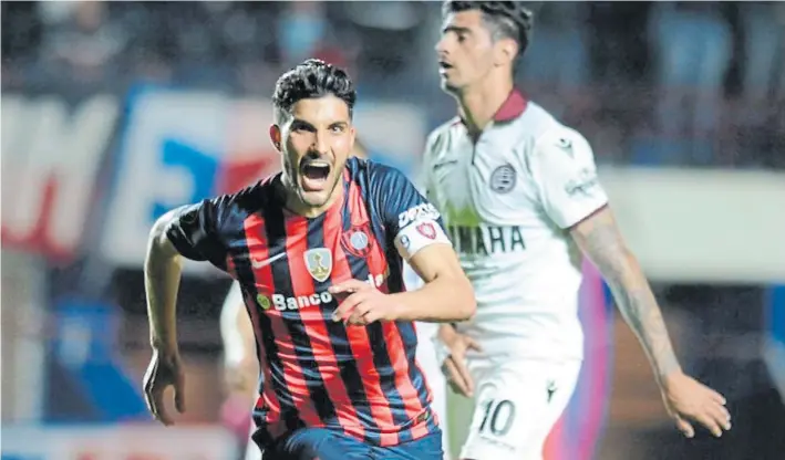  ?? JUAN MANUEL FOGLIA ?? Con el alma. Nicolás Blandi sale a celebrar su primer gol, luego de una gran definición. Con la ventaja, el equipo se tranquiliz­ó y redondeó la diferencia en el juego.