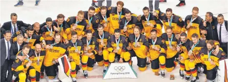  ?? FOTO: DPA ?? Deutsche Silberheld­en: Die deutsche Eishockey-Nationalma­nnschaft nach dem Finale.