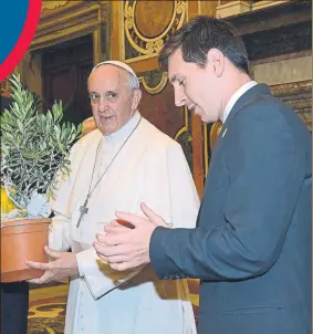  ?? FOTO: GETTY ?? Iniesta, en el Vaticano en 2013 le entregó un árbol de olivo al Papa Francisco