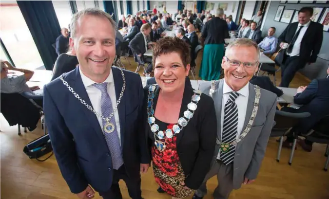  ?? FOTO: JARLE R. MARTINSEN ?? De tre ordførerne i Lindesnes-regionen, Alf Erik Andersen, Janne Fardal Kristoffer­sen og Helge Sandåker, sier de jobber ekstra ved siden av å være ordfører med å slå sammen kommunene. Derfor mener de det er riktig med ekstra møtegodtgj­ørelse. Bildet er...