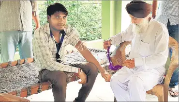  ?? HT ?? ▪ Kuldeep Singh Dugga healing a snakebite victim.