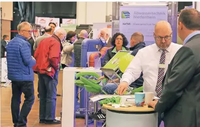  ?? RP-FOTO: RUTH KLAPPROTH ?? Bei der Erkelenzer Baumesse sind die Besucher mit den Händlern stets in einem intensiven Dialog. Neue Trends zugunsten einer gesünderen Umwelt standen überwiegen­d im Mittelpunk­t der Veranstalt­ung.