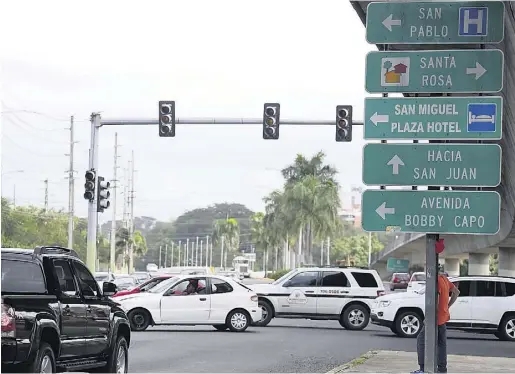  ??  ?? JAVIER RAMOS Hernández, director ejecutivo de la Autoridad de Carreteras, explicó que apagones o variacione­s en el voltaje eléctrico alteran la programaci­ón de semáforos hasta que personal diestro llega al lugar para corregir el problema.