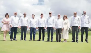  ?? ?? Desde la izquierda, Gloria Reyes, Roberto Henríquez, Deligne Ascención, José Ignacio Paliza, Lisandro Macarrulla, el presidente Luis Abinader, Marcos Malespín, Cecilia de Malespín, Fernando Cantisano, y Álvaro Souza.