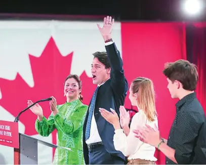  ?? REUTERS ?? El primer ministro de Canadá, Justin Trudeau, celebra su victoria con su familia en Montreal, ayer