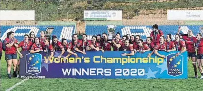  ?? FOTO: FERUGBY.ES ?? Las jugadoras españolas posan con el trofeo en Guadalajar­a que corona a las Leonas por octava vez, quinta consecutiv­a