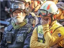  ??  ?? Un bombero llora durante la ceremonia conmemorat­iva del 33 aniversari­o de los sismos de 1985 en la Plaza Solidarida­d.