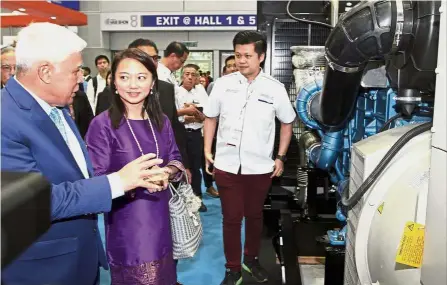  ??  ?? Rapt attention: Yeoh looking at the exhibits during the 2018 Asean Mechanical and Electrical Engineerin­g Show at KLCC. With Yeoh are UBM Malaysia co-chairman Tan Sri Panglima Mohd Azumi Mohamed (left) and Hong Seng Power Sdn Bhd branch manager Eric...