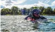  ?? ?? Mathias Beck bereitet sich auf seinen Tauchgang zum Boot im Arendsee vor.