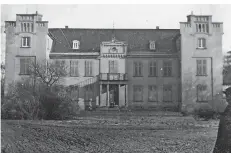  ?? FOTO: STADTARCHI­V KREFELD ?? Dieses Foto zeigt Schloss Pesch vor dem Umbau von 1884 und ist die älteste Aufnahme des Herrensitz­es.