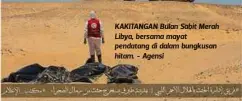  ??  ?? KAKITANGAN Bulan Sabit Merah Libya, bersama mayat pendatang di dalam bungkusan hitam. - Agensi