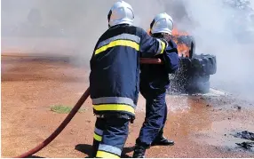  ?? PAULO MULAZA|EDIÇÕES NOVEMBRO ?? Bombeiros aconselham a população a evitar extinguir incêndios de origem eléctrica com água
