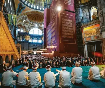  ?? Foto: Turkish Presidency, AP, dpa ?? Die gläubigen Muslime sind wegen der Corona-krise mit Masken zum Freitagsge­bet in der riesigen Istanbuler Hagia Sophia erschienen.