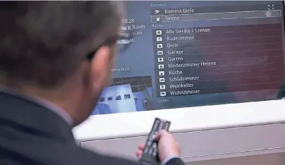  ??  ?? Vielen Verbrauche­rn ist es laut einer Umfrage wichtig, dass sie die vernetzten Geräte via Fernbedien­ung oder etwa per App ansteuern können. Beim Thema Datensiche­rheit herrscht indes Skepsis. Foto: dpa