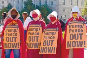  ?? Foto: Cheriss May/The New York Times ?? Manifestan­tes caracteriz­adas como los personajes de “The Handmaid’s Tale”, durante la marcha de mujeres realizada ayer en Washington./