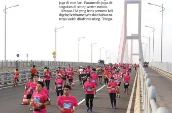 ?? DITE SURENDRA/JAWA POS ?? BERKESAN: Suasana Jawa Pos Fit East Java Half-Marathon 2016 di Jembatan Suramadu.