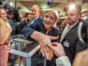  ??  ?? Seule candidate à sa réélection, Marine Le Pen reste la présidente du FN.