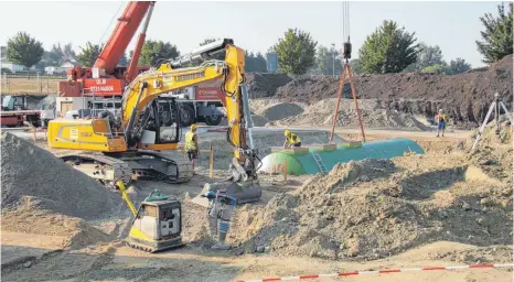  ?? FOTO: WOLFGANG LUTZ ?? Derzeit werden die Treibstoff­tanks in die Sandbetten verlegt.