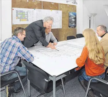  ?? FOTO: BUNDESAGEN­TUR FÜR ARBEIT ?? Jedes Bauprojekt beginnt mit einem Plan, den der Architekt den künftigen Bauherren in allen Einzelheit­en erläutert.