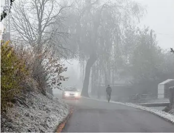  ?? Foto: Thomas Hilgendorf ?? Im Nebel – oder mitunter auch im Dunklen – zu wandern ist zwar durchaus romantisch, kann aber gefährlich werden. Am Bahn weg in Riedlingen fehlt die Beleuchtun­g, doch die Anlieger müssten dafür die Kosten schultern.