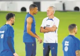  ?? // AFP ?? Mbappé conversa con Deschamps en el ensayo de Francia