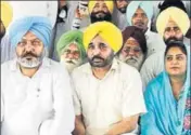  ?? SANJEEV KUMAR/HT ?? ■ Punjab leader of opposition Harpal Singh Cheema and Sangrur MP Bhagwant Mann during a rally in Bathinda on Sunday.