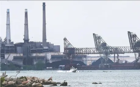  ?? DAN JANISSE ?? The U.S. Steel facility on Zug Island across the Detroit River from Windsor is one of the largest contributo­rs of pollution in the Detroit area.