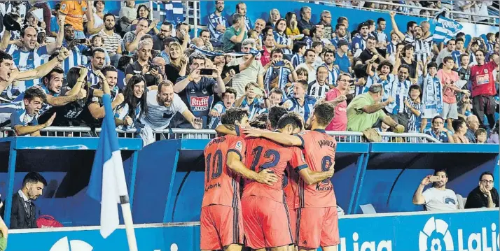  ?? FOTO: UNCITI ?? Los aficionado­s de la Real celebran con entusiasmo el gol de Mikel Oyarzabal justo delante de la piña formada por los jugadores de la Real Sociedad