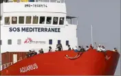  ??  ?? Le Panama a décidé de retirer le pavillon accordé cet été au bateau géré par l’ONG SOS Méditerran­ée, remettant en cause sa mission de sauvetage de migrants récupérés au large de la Libye. (Photo AFP)