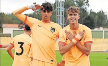  ?? ?? Abde Raihani y Adrián Niño, goleadores en Oporto, celebran el triunfo en la Youth League.