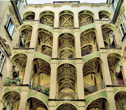  ??  ?? Edifici Lo scalone monumental­e di Palazzo dello Spagnolo