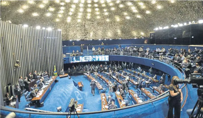  ?? EFE ?? Plenario. Los discursos de los senadores comenzaron ayer a la mañana y se extendiero­n durante más de 20 horas. En Brasilia hubo marchas a favor y en contra de la presidenta.