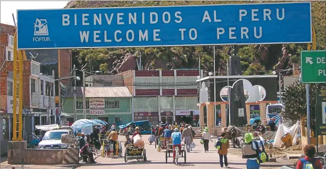  ?? FOTOS: CEDOC PERFIL ?? BIENVENIDO­S. En Perú, el requisito de presentar antecedent­es legales existe desde hace varios años. La discusión allí es qué hacer con los refugiados venezolano­s.