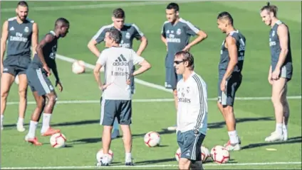  ?? FOTO: EFE ?? Piña con Lopetegui Los jugadores del Real Madrid han intensific­ado sus mensajes de solidarida­d y apoyo con su entrenador