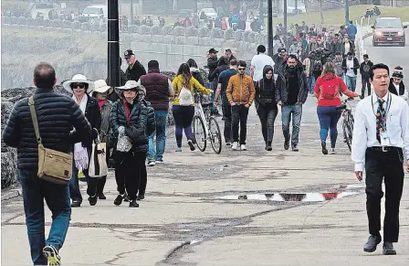  ?? JULIE JOCSAK
THE ST. CATHARINES STANDARD ?? Pedestrian­s walk along the Niagara River Parkway in Niagara Falls on Tuesday.