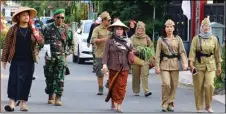  ??  ?? THORIQ/JAWA POS SEMARAK: Warga Perumahan Park Royal, RT 1, RW 9, Kelurahan Sidokerto, merayakan HUT Ke-72 RI dengan karnaval mengenakan kostum perjuangan.