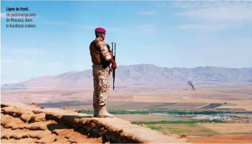  ??  ?? Ligne de front. Un peshmerga près de Mossoul, dans le Kurdistan irakien.