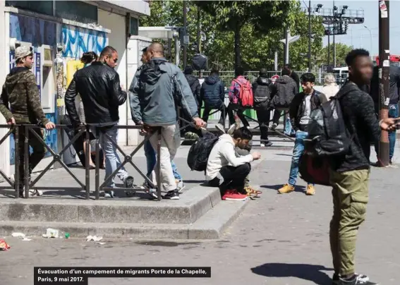  ??  ?? Évacuation d'un campement de migrants Porte de la Chapelle, Paris, 9 mai 2017.